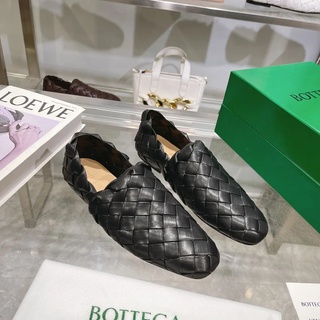 [BV] Top P: 760💰Size for couples: 35-44 (Female, 40, 41, Male 38, 45, custom-made, non-returnable) (Bottega Veneta) Genuine leather outsole, classic woven beanie shoes, two-wear heel set Blessed are the little feet👣👣Comfortable casual shoes that can be worn all year round, made of imported first-layer sheepskin➕fine-quality sheepskin leather, imported sheepskin lining, luxury genuine leather outsole [rose][rose], Bottega Veneta is an Italian luxury brand. Made using traditional Italian leather craftsmanship.